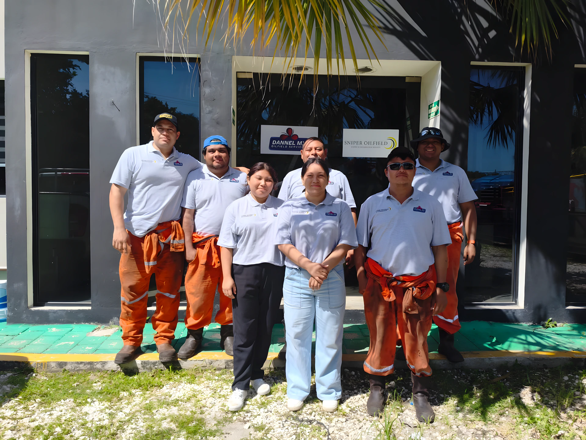 Equipo de Dannel MX frente a sus instalaciones