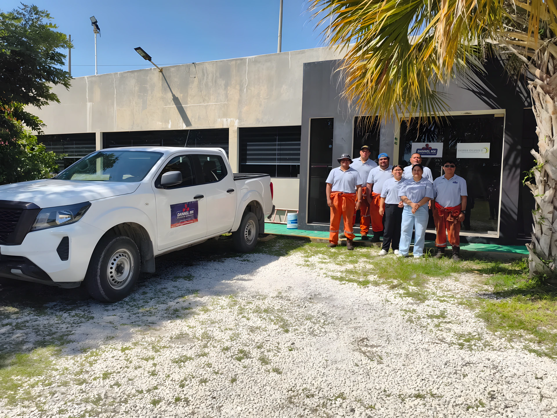 Personal y unidad operativa de Dannel MX