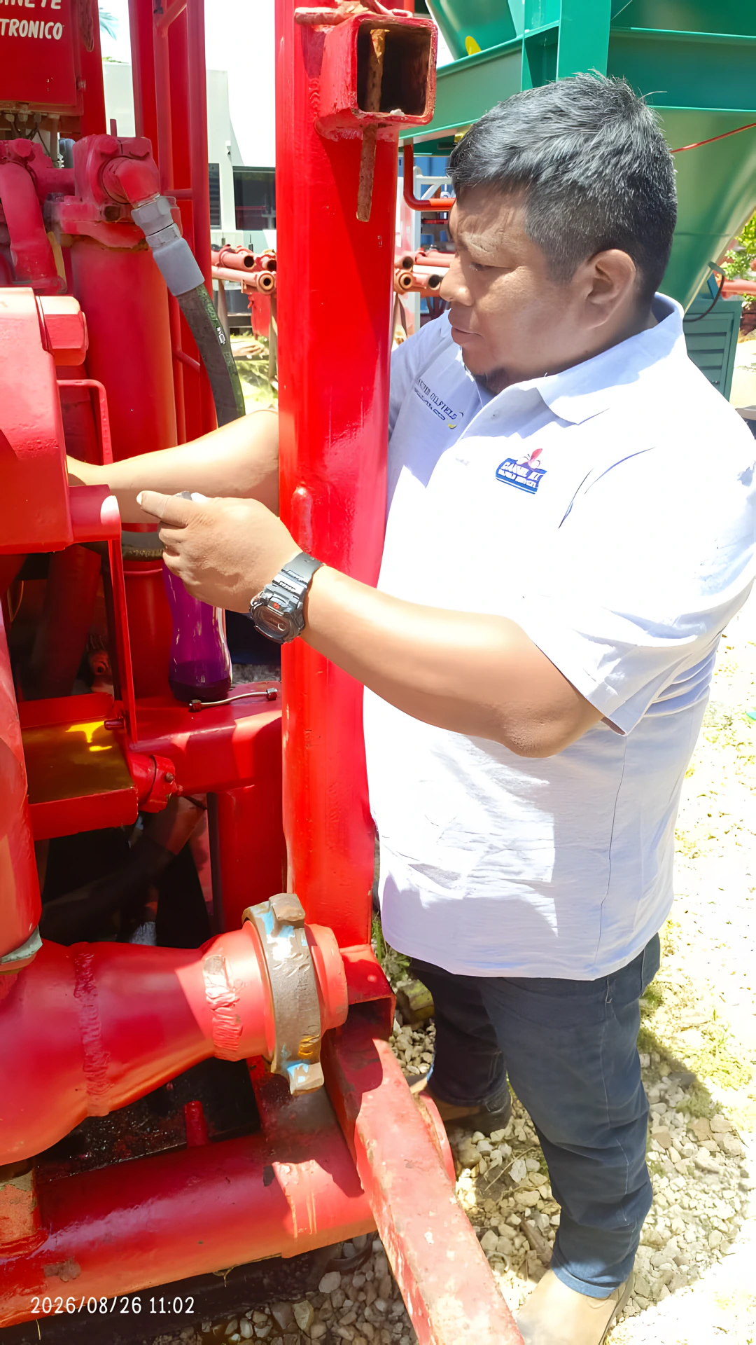 Técnico de Dannel MX revisando equipo industrial