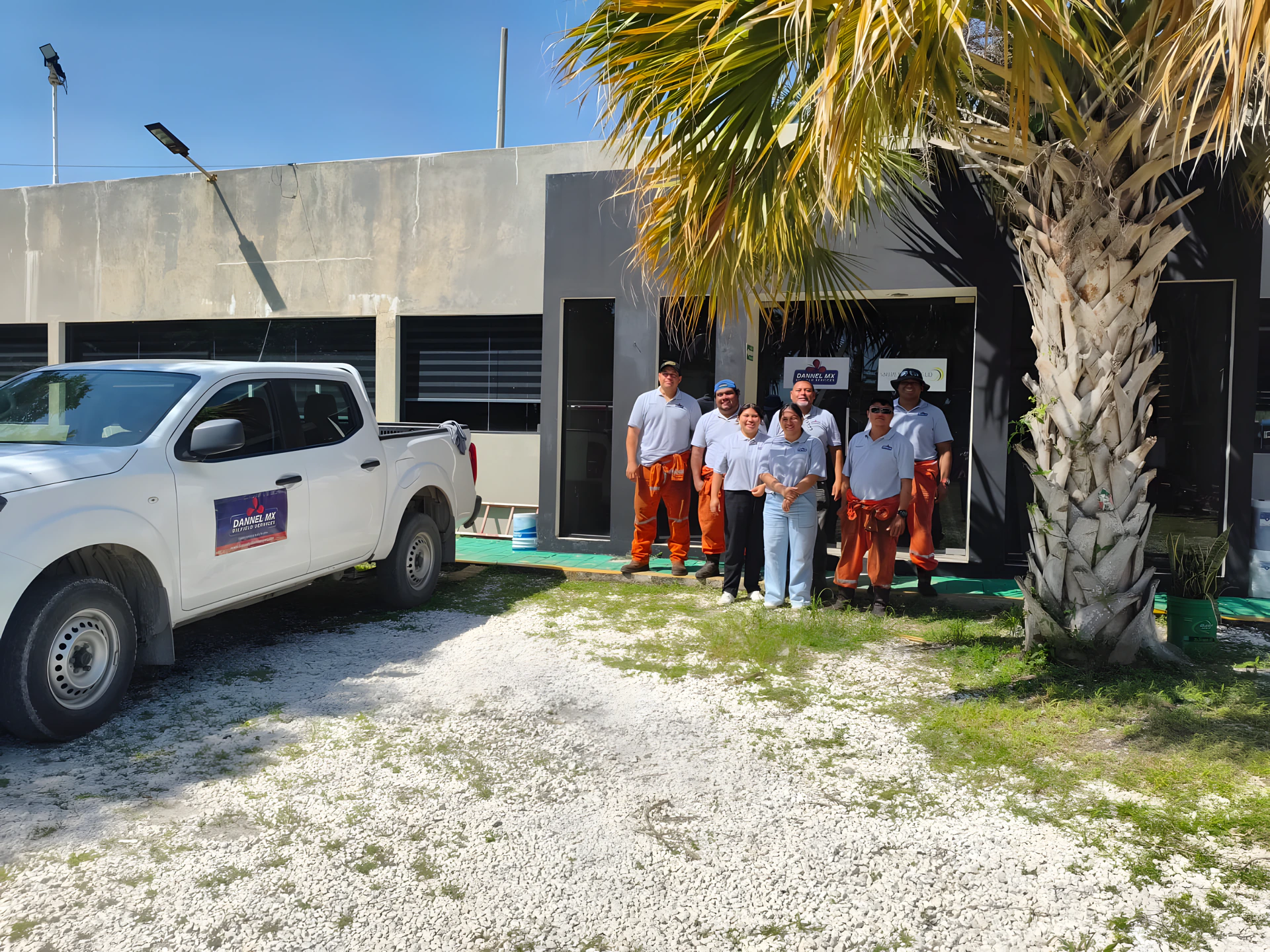 Equipo Dannel MX junto a vehículo operativo
